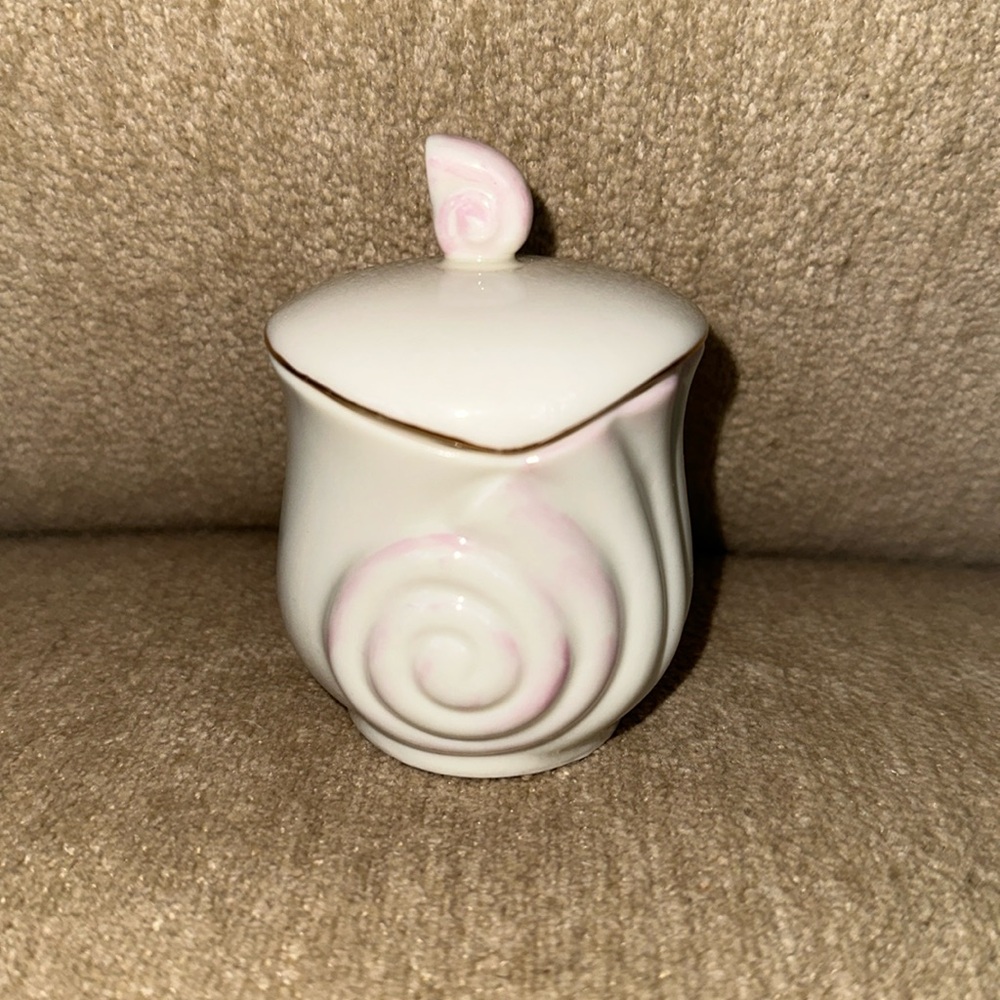 BELLEEK 2001 Nautilus Shell Trinket Box with “Belleek in Retrospect” Gold trim